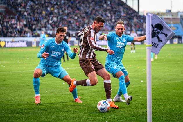 Soccer I Men I Season 2025 2026 I Bundesliga I 7 Matchday I FC St Pauli TSG 1899 Hoffenheim I 19 10 2025 Robin Hranac 2, TSG 1899 Hoffenheim , Mathias Pereira Lage 28, FC St Pauli , Vladimir Coufal 34, TSG 1899 Hoffenheim Hamburg Millerntor Stadion Hamburg Germany Copyright: xLobecax xHenningxRohlfsx