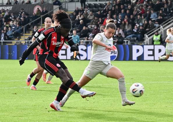 19 10 2025, xsltx, Fußball Google Pixel Frauen Bundesliga, Eintracht Frankfurt Werder Bremen v l Schussversuch von Nicole Anyomi Eintracht Frankfurt , re Chiara D Angelo Werder Bremen DFL DFB REGULATIONS PROHIBIT ANY USE OF PHOTOGRAPHS as IMAGE SEQUENCES and or QUASI VIDEO