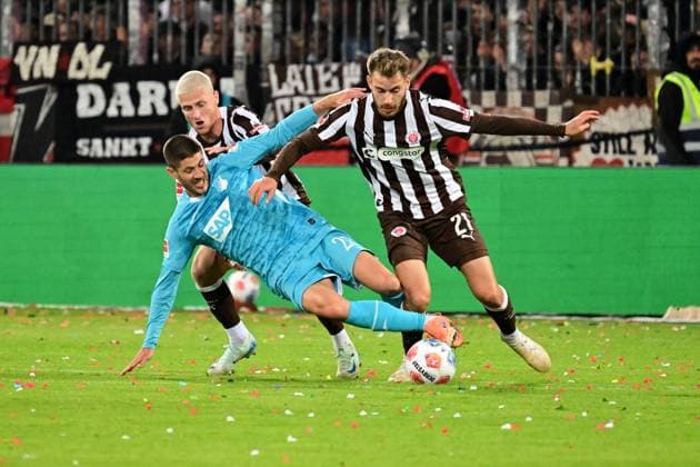 Soccer I Men I 1 Bundesliga l FC St Pauli TSG Hoffenheim I 07 Matchday I Season 2025 2026 I St Pauli I 19 10 2025 I v l Kramaric Andrej TSG Hoffenheim , Oppie Louis St Pauli , Ritzka Lars St Pauli , Sportplatz Millerntor Stadion, St Pauli Hamburg Germany