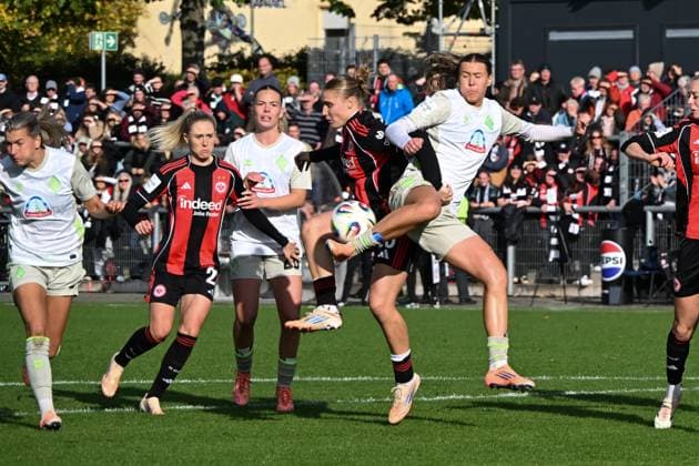 19 10 2025, xsltx, Soccer Google Pixel Womens Bundesliga, Eintracht Frankfurt Werder Bremen v l Ilayda Acikgöz Eintracht Frankfurt and Larissa Mühlhaus Werder Bremen fighting for the ball DFL DFB REGULATIONS PROHIBIT ANY USE OF PHOTOGRAPHS as IMAGE SEQUENCES and or QUASI VIDEO