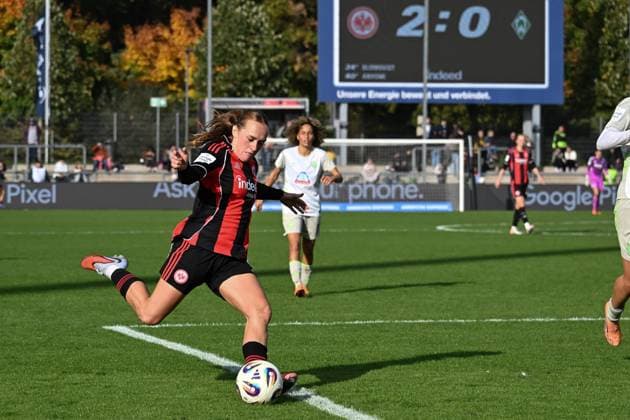19 10 2025, xsltx, Soccer Google Pixel Women Bundesliga, Eintracht Frankfurt Werder Bremen v l Lisanne Gräwe Eintracht Frankfurt , in the background the scoreboard with the final result of 2 0 for Eintracht Frankfurt vs Werder Bremen DFL DFB REGULATIONS PROHIBIT ANY USE OF PHOTOGRAPHS as IMAGE SEQUENCES and or QUASI VIDEO