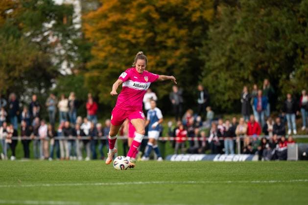 Fabienne Dongus VfB Stuttgart, 33 on the ball, GER, VfB Stuttgart vs 1 FFC Turbine Potsdam, Football, Women, 2 Bundesliga, Matchday 8, Season 2025 2026, 20 10 2025 GER, VfB Stuttgart vs 1 FFC Turbine Potsdam, Football, Women, 2 Bundesliga, Matchday 8, Season 2025 2026, 20 10 2025 Bad Cannstatt Copyright: xEibner-Pressefoto Memmlerx EP_MMR