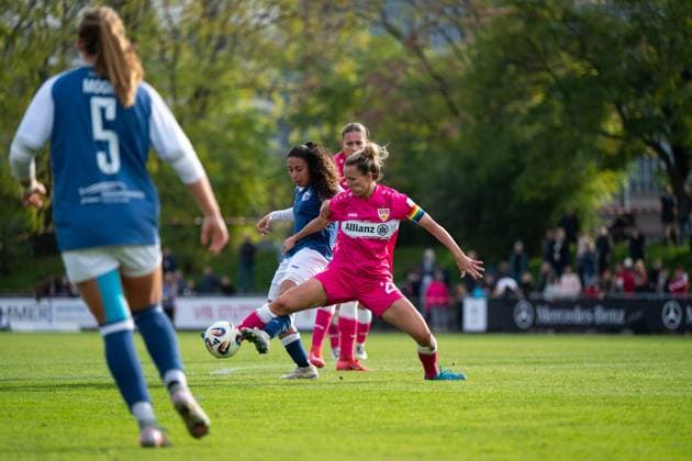 Jana Beuschlein VfB Stuttgart, 20 in duel with Schiandra Yael Gonzalez Jurado Turbine Potsdam, 04 , GER, VfB Stuttgart vs 1 FFC Turbine Potsdam, Soccer, Women, 2 Bundesliga, Matchday 8, Season 2025 2026, 20 10 2025 GER, VfB Stuttgart vs 1 FFC Turbine Potsdam, Soccer, Women, 2 Bundesliga, Matchday 8, Season 2025 2026, 20 10 2025 Bad Cannstatt Copyright: xEibner-Pressefoto Memmlerx EP_MMR
