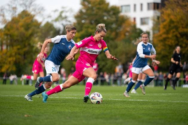 Jana Beuschlein VfB Stuttgart, 20 on the ball, behind her Bianca Schmidt Turbine Potsdam, 20 , GER, VfB Stuttgart vs 1 FFC Turbine Potsdam, Soccer, Women, 2 Bundesliga, Matchday 8, Season 2025 2026, 20 10 2025 GER, VfB Stuttgart vs 1 FFC Turbine Potsdam, Soccer, Women, 2 Bundesliga, Matchday 8, Season 2025 2026, 20 10 2025 Bad Cannstatt Copyright: xEibner-Pressefoto Memmlerx EP_MMR