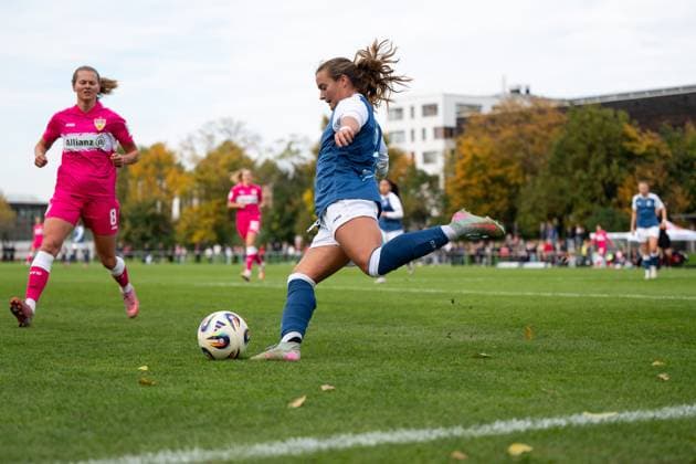 Elizabeth Cunningham Moore Turbine Potsdam, 05 on the ball, behind her Maximiliane Rall VfB Stuttgart, 08 , GER, VfB Stuttgart vs 1 FFC Turbine Potsdam, Soccer, Women, 2 Bundesliga, Matchday 8, Season 2025 2026, 20 10 2025 GER, VfB Stuttgart vs 1 FFC Turbine Potsdam, Soccer, Women, 2 Bundesliga, Matchday 8, Season 2025 2026, 20 10 2025 Bad Cannstatt Copyright: xEibner-Pressefoto Memmlerx EP_MMR