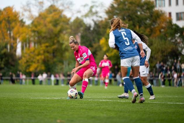 Jana Beuschlein VfB Stuttgart, 20 on the ball, before Elizabeth Cunningham Moore Turbine Potsdam, 05 , GER, VfB Stuttgart vs 1 FFC Turbine Potsdam, Soccer, Women, 2 Bundesliga, Matchday 8, Season 2025 2026, 20 10 2025 GER, VfB Stuttgart vs 1 FFC Turbine Potsdam, Soccer, Women, 2 Bundesliga, Matchday 8, Season 2025 2026, 20 10 2025 Bad Cannstatt Copyright: xEibner-Pressefoto Memmlerx EP_MMR
