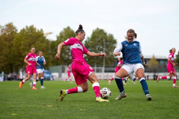 Nicole Billa VfB Stuttgart, 26 in duel with Elizabeth Cunningham Moore Turbine Potsdam, 05 , GER, VfB Stuttgart vs 1 FFC Turbine Potsdam, Soccer, Women, 2 Bundesliga, Matchday 8, Season 2025 2026, 20 10 2025 GER, VfB Stuttgart vs 1 FFC Turbine Potsdam, Soccer, Women, 2 Bundesliga, Matchday 8, Season 2025 2026, 20 10 2025 Bad Cannstatt Copyright: xEibner-Pressefoto Memmlerx EP_MMR