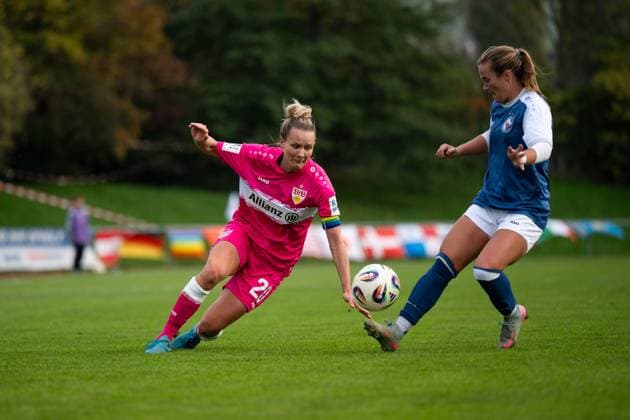 Jana Beuschlein VfB Stuttgart, 20 on the ball in a duel with Elizabeth Cunningham Moore Turbine Potsdam, 05 , GER, VfB Stuttgart vs 1 FFC Turbine Potsdam, Soccer, Women, 2 Bundesliga, Matchday 8, Season 2025 2026, 20 10 2025 GER, VfB Stuttgart vs 1 FFC Turbine Potsdam, Soccer, Women, 2 Bundesliga, Matchday 8, Season 2025 2026, 20 10 2025 Bad Cannstatt Copyright: xEibner-Pressefoto Memmlerx EP_MMR