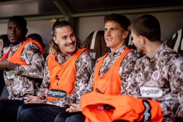 Hamburg, 19 October 2025 Football, 1 Bundesliga 2025 26, FC St Pauli TSG 1899 Hoffenheim Jackson Irvine FC St Pauli, 7 , Erik Ahlstrand FC St Pauli, 20 , Connor Metcalfe FC St Pauli, 24 DFL REGULATIONS PROHIBIT ANY USE OF PHOTOGRAPHS AS IMAGE SEQUENCES AND OR QUASI VIDEO