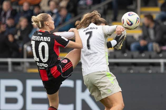 Google Pixel Womens Budnesliga Eintracht Franfurt SV Werder Bremen, 19 10 2025 Laura Freigang Eintracht Frankfurt 10 Larissa Mühlhaus SV Werder Bremen 7 in a duel for the ball, Eintracht Franfurt SV Werder Bremen, Frankfurt, Stadion am Brentanobad, 19 10 2025 Copyright: xBEAUTIFULxSPORTS Gawlikx