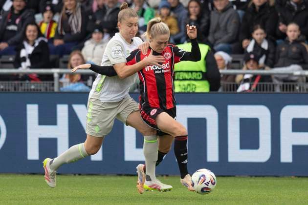 Google Pixel Womens Budnesliga Eintracht Franfurt SV Werder Bremen, 19 10 2025 Michelle Ulbrich SV Werder Bremen 5 Rebecka Blomqvist Eintracht Frankfurt 28 in a duel for the ball, Eintracht Franfurt SV Werder Bremen, Frankfurt, Stadion am Brentanobad, 19 10 2025 Copyright: xBEAUTIFULxSPORTS Gawlikx
