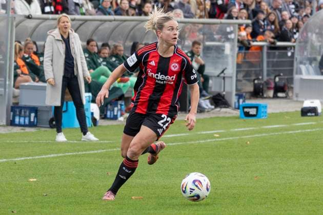 Google Pixel Womens Budnesliga Eintracht Franfurt SV Werder Bremen, 19 10 2025 Nadine Riesen Eintracht Frankfurt 22 on the ball, clipping, portrait portrait, Eintracht Franfurt SV Werder Bremen, Frankfurt, Stadion am Brentanobad, 19 10 2025 Copyright: xBEAUTIFULxSPORTS Gawlikx