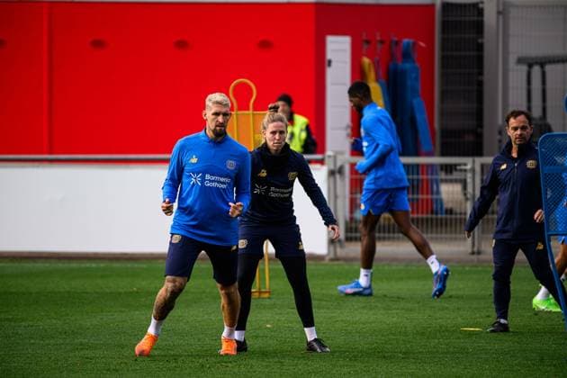 LEVERKUSEN, GERMANY - 20 OCTOBER, 2025: Robert Andrich, Prisca Volmary - UEFA Champions League, Pre match practice FC Bayer 04 Leverkusen at BayArena.  Copyright: xVITALIIxKLIUIEVx