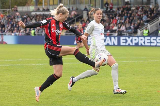 Google Pixel Womens Budnesliga Eintracht Franfurt SV Werder Bremen, 19 10 2025 Rebecka Blomqvist Eintracht Frankfurt 28 plays the ball into the middle, Eintracht Franfurt SV Werder Bremen, Frankfurt, Stadion am Brentanobad, 19 10 2025 Copyright: xBEAUTIFULxSPORTS Gawlikx