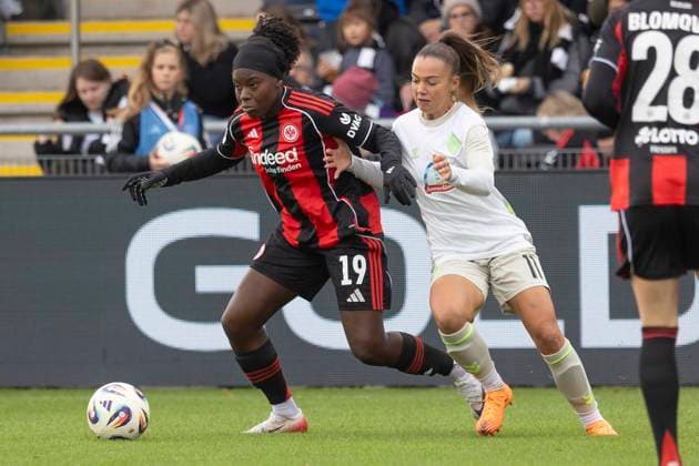 Google Pixel Womens Budnesliga Eintracht Franfurt SV Werder Bremen, 19 10 2025 Nicole Anyomi Eintracht Frankfurt 19 Maja Sternad SV Werder Bremen 11 in a duel for the ball, Eintracht Franfurt SV Werder Bremen, Frankfurt, Stadion am Brentanobad, 19 10 2025 Copyright: xBEAUTIFULxSPORTS Gawlikx