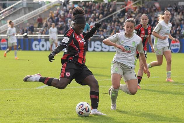 Google Pixel Womens Budnesliga Eintracht Franfurt SV Werder Bremen, 19 10 2025 Nicole Anyomi Eintracht Frankfurt 19 shoots the ball on goal Chiara D Angelo SV Werder Bremen 2 , Eintracht Franfurt SV Werder Bremen, Frankfurt, Stadion am Brentanobad, 19 10 2025 Copyright: xBEAUTIFULxSPORTS Gawlikx