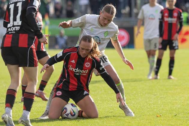 Google Pixel Womens Budnesliga Eintracht Franfurt SV Werder Bremen, 19 10 2025 Lina Hausicke SV Werder Bremen 18 Lisanne Gräwe Eintracht Frankfurt 8 fighting for the ball, Eintracht Franfurt SV Werder Bremen, Frankfurt, Stadion am Brentanobad, 19 10 2025 Copyright: xBEAUTIFULxSPORTS Gawlikx
