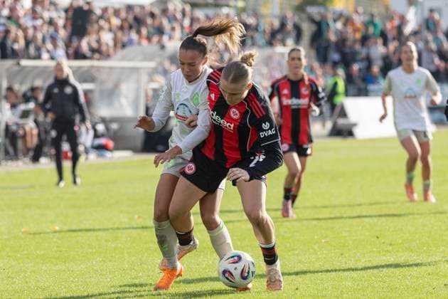 Google Pixel Womens Budnesliga Eintracht Franfurt SV Werder Bremen, 19 10 2025 Maja Sternad SV Werder Bremen 11 Jella Veit Eintracht Frankfurt 25 in a duel for the ball, Eintracht Franfurt SV Werder Bremen, Frankfurt, Stadion am Brentanobad, 19 10 2025 Copyright: xBEAUTIFULxSPORTS Gawlikx