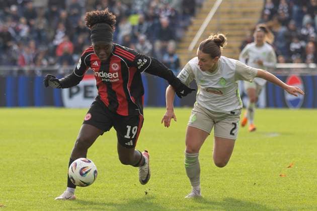 Google Pixel Womens Budnesliga Eintracht Franfurt SV Werder Bremen, 19 10 2025 Nicole Anyomi Eintracht Frankfurt 19 b2 in duel for the ball, Eintracht Franfurt SV Werder Bremen, Frankfurt, Stadion am Brentanobad, 19 10 2025 Copyright: xBEAUTIFULxSPORTS Gawlikx