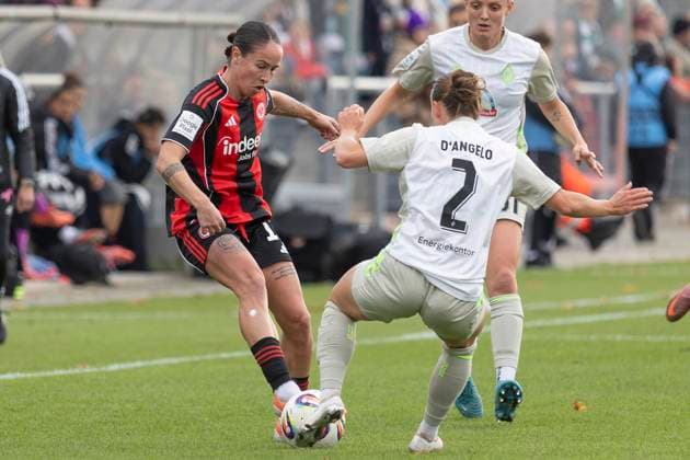 Google Pixel Womens Budnesliga Eintracht Franfurt SV Werder Bremen, 19 10 2025 Geraldine Reuteler Eintracht Frankfurt 14 Chiara D Angelo SV Werder Bremen 2 in a duel for the ball, Eintracht Franfurt SV Werder Bremen, Frankfurt, Stadion am Brentanobad, 19 10 2025 Copyright: xBEAUTIFULxSPORTS Gawlikx
