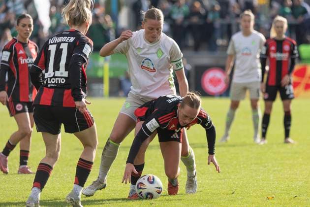 Google Pixel Womens Budnesliga Eintracht Franfurt SV Werder Bremen, 19 10 2025 Lina Hausicke SV Werder Bremen 18 Lisanne Gräwe Eintracht Frankfurt 8 fighting for the ball, Eintracht Franfurt SV Werder Bremen, Frankfurt, Stadion am Brentanobad, 19 10 2025 Copyright: xBEAUTIFULxSPORTS Gawlikx