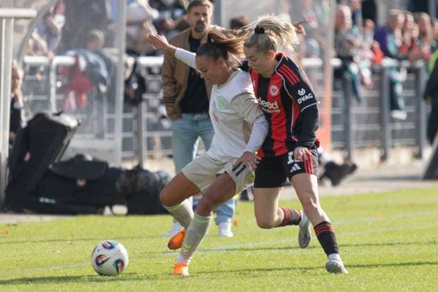 Google Pixel Womens Budnesliga Eintracht Franfurt SV Werder Bremen, 19 10 2025 Maja Sternad SV Werder Bremen 11 Nina Lührßen Lührssen Eintracht Frankfurt 11 in the two-mapf around the ball, Eintracht Franfurt SV Werder Bremen, Frankfurt, Stadion am Brentanobad, 19 10 2025 Copyright: xBEAUTIFULxSPORTS Gawlikx
