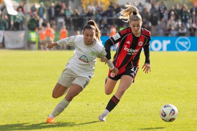 Google Pixel Womens Budnesliga Eintracht Franfurt SV Werder Bremen, 19 10 2025 Maja Sternad SV Werder Bremen 11 Nina Lührßen Lührssen Eintracht Frankfurt 11 in a duel for the ball, Eintracht Franfurt SV Werder Bremen, Frankfurt, Stadion am Brentanobad, 19 10 2025 Copyright: xBEAUTIFULxSPORTS Gawlikx
