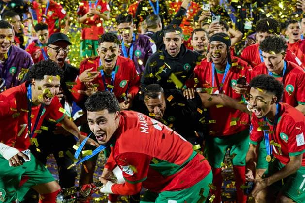 (251020) -- SANTIAGO, Oct. 20, 2025 -- Team Morocco celebrate during the awarding ceremony after the final match between Argentina and Morocco at the FIFA U-20 World Cup Chile 2025 in Santiago, Chile, Oct. 19, 2025. ) (SP)CHILE-SANTIAGO-FOOTBALL-FIFA U20 WORLD CUP-FINAL MengxDingbo 