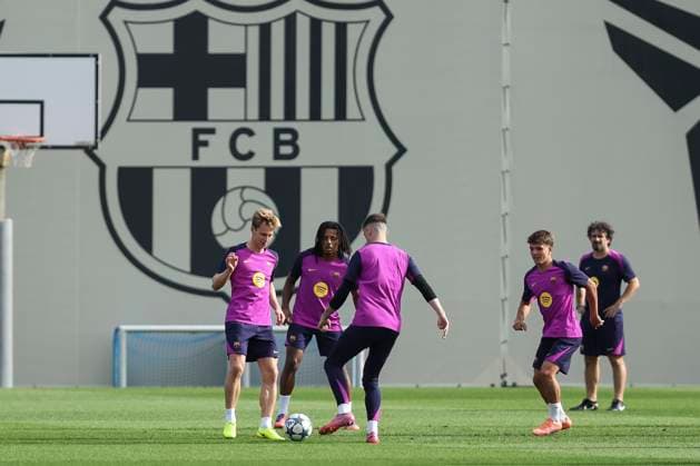 October 20, 2025, Sant Joan Despi, Barcelona, SPAIN: Frenkie de Jong and Jules Kounde during the training day of FC Barcelona, Barca ahead UEFA Champions League 2025 26, football match against Olympiacos at Ciutat Esportiva Joan Gamper on October 20, 2025 in Sant Joan Despi, Barcelona, Spain. Sant Joan Despi SPAIN - ZUMAa181 20251020_zaa_a181_005 Copyright: xJavierxBorregox