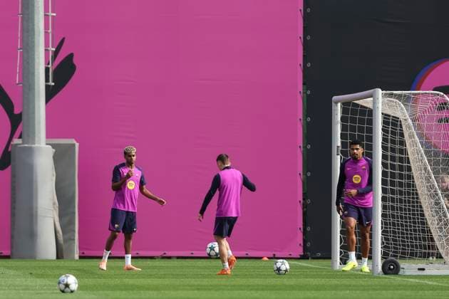 October 20, 2025, Sant Joan Despi, Barcelona, SPAIN: Lamine Yamal and Ronald Araujo during the training day of FC Barcelona, Barca ahead UEFA Champions League 2025 26, football match against Olympiacos at Ciutat Esportiva Joan Gamper on October 20, 2025 in Sant Joan Despi, Barcelona, Spain. Sant Joan Despi SPAIN - ZUMAa181 20251020_zaa_a181_011 Copyright: xJavierxBorregox