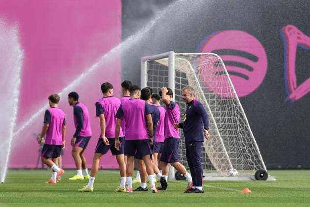 October 20, 2025, Sant Joan Despi, Barcelona, SPAIN: Eric Garcia and Hansi Flick, head coach during the training day of FC Barcelona, Barca ahead UEFA Champions League 2025 26, football match against Olympiacos at Ciutat Esportiva Joan Gamper on October 20, 2025 in Sant Joan Despi, Barcelona, Spain. Sant Joan Despi SPAIN - ZUMAa181 20251020_zaa_a181_020 Copyright: xJavierxBorregox