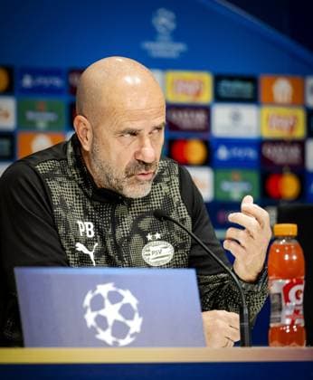 EINDHOVEN - PSV coach Peter Bosz during a press conference, PK, Pressekonferenz ahead of the Champions League match against SSC Napoli. ANP ROBIN VAN LONKHUIJSEN xVIxANPxSportx xxANPxIVx 539775328 originalFilename: 539775328.jpg