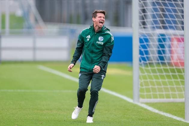 20 10 2025, Football, Season 2025 2026, Training FC Schalke 04, Consultant Franz Schiemer FC Schalke 04 laughs out loud, Gelsenkirchen Training ground FC Schalke 04 NRW Germany xRHR PHOTO YYx Copyright: RHR-FOTOx RHR-FOTO YY