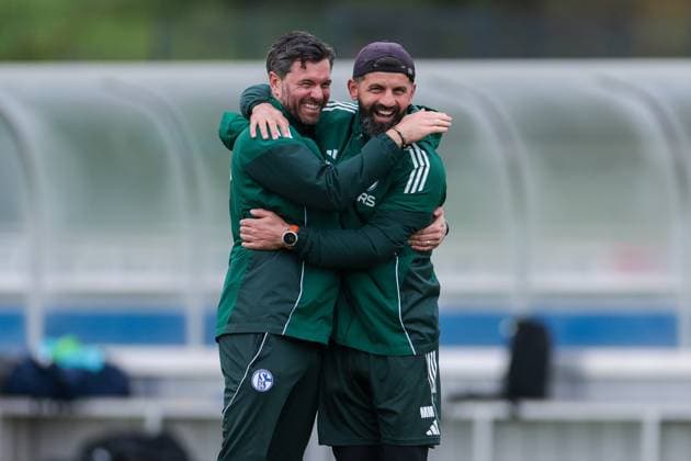 20 10 2025, Football, Season 2025 2026, Training FC Schalke 04, f l Co Coach Tim Hoogland FC Schalke 04 , Coach Miron Muslic FC Schalke 04 hugging and laughing, Gelsenkirchen Training ground FC Schalke 04 NRW Germany xRHR PHOTO YYx Copyright: RHR-FOTOx RHR-FOTO YY