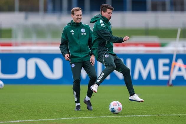 20 10 2025, Football, Season 2025 2026, Training FC Schalke 04, f l Co Coach Adin Osmanbasic FC Schalke 04 , Consultant Franz Schiemer FC Schalke 04 , Gelsenkirchen Training ground FC Schalke 04 NRW Germany xRHR PHOTO YYx Copyright: RHR-FOTOx RHR-FOTO YY