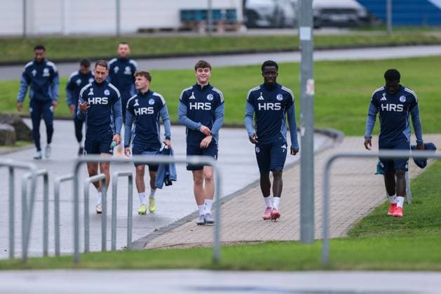 20 10 2025, Football, Season 2025 2026, Training FC Schalke 04, The players of S04 go to training, f l Nikola Katic FC Schalke 04 , Vitalie Becker FC Schalke 04 , Dylan Leonard FC Schalke 04 , Christian Gomis FC Schalke 04 , Zaid Tchibara FC Schalke 04 , Gelsenkirchen Training ground FC Schalke 04 NRW Germany xRHR PHOTO YYx Copyright: RHR-FOTOx RHR-FOTO YY