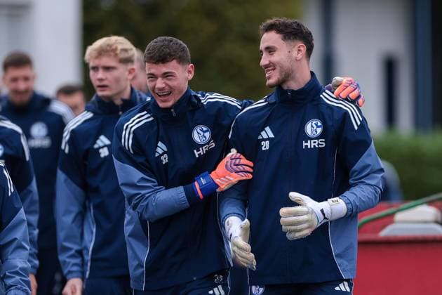 20 10 2025, Football, Season 2025 2026, Training FC Schalke 04, f l Goalkeeper Luca Podlech FC Schalke 04 , Goalkeeper Justin Heekeren FC Schalke 04 go to training and laugh, Gelsenkirchen Training ground FC Schalke 04 NRW Germany xRHR PHOTO YYx Copyright: RHR-FOTOx RHR-FOTO YY