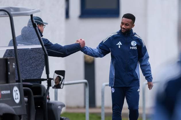 20 10 2025, Football, Season 2025 2026, Training FC Schalke 04, Moussa Sylla FC Schalke 04 high-fives with an employee, Gelsenkirchen Training ground FC Schalke 04 NRW Germany xRHR PHOTO YYx Copyright: RHR-FOTOx RHR-FOTO YY