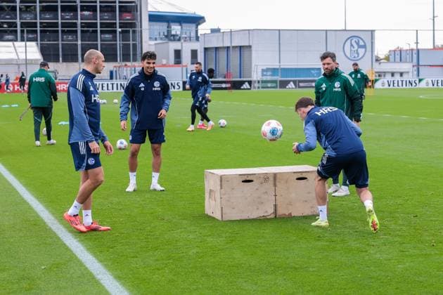 20 10 2025, Football, Season 2025 2026, Training FC Schalke 04, f l Henning Matriciani FC Schalke 04 , Mertcan Ayhan FC Schalke 04 , Vitalie Becker FC Schalke 04 , Co Coach Tim Hoogland FC Schalke 04 , Gelsenkirchen Training ground FC Schalke 04 NRW Germany xRHR PHOTO YYx Copyright: RHR-FOTOx RHR-FOTO YY