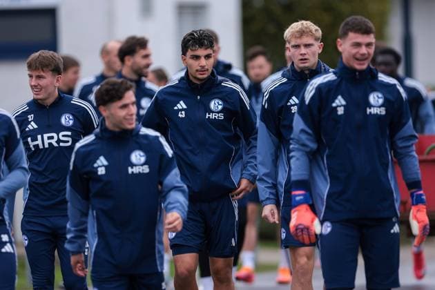 20 10 2025, Football, Season 2025 2026, Training FC Schalke 04, Mertcan Ayhan FC Schalke 04 , Peter Remmert FC Schalke 04 go to training, Gelsenkirchen Training ground FC Schalke 04 NRW Germany xRHR PHOTO YYx Copyright: RHR-FOTOx RHR-FOTO YY