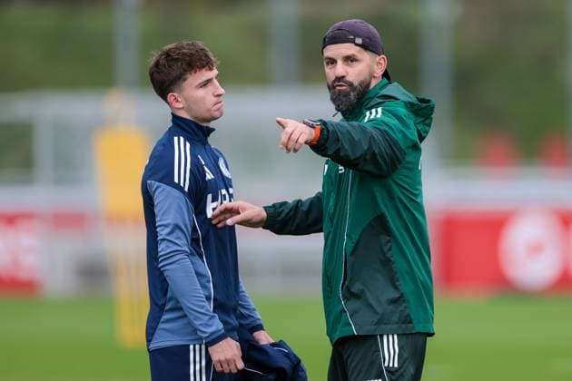 20 10 2025, Football, Season 2025 2026, Training FC Schalke 04, f l Vitalie Becker FC Schalke 04 gets instructions from coach Miron Muslic FC Schalke 04, Gelsenkirchen Training ground FC Schalke 04 NRW Germany xRHR PHOTO YYx Copyright: RHR-FOTOx RHR-FOTO YY