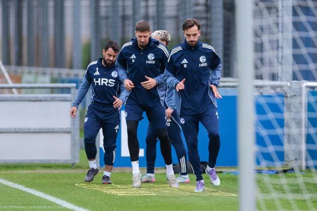 20 10 2025, Football, Season 2025 2026, Training FC Schalke 04, f l Amin Younes FC Schalke 04 , Janik Bachmann FC Schalke 04 , Kenan Karaman FC Schalke 04 , Gelsenkirchen Training ground FC Schalke 04 NRW Germany xRHR PHOTO YYx Copyright: RHR-FOTOx RHR-FOTO YY