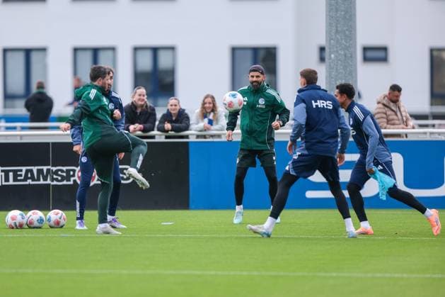20 10 2025, Football, Season 2025 2026, Training FC Schalke 04, Coach Miron Muslic FC Schalke 04 plays with the unit, Gelsenkirchen Training ground FC Schalke 04 NRW Germany xRHR PHOTO YYx Copyright: RHR-FOTOx RHR-FOTO YY