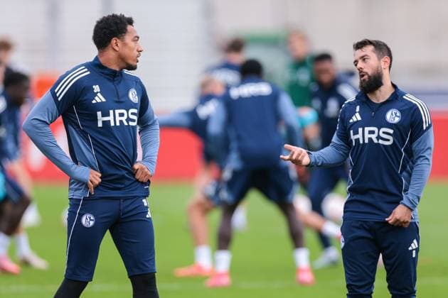 20 10 2025, Football, Season 2025 2026, Training FC Schalke 04, f l Anton Donkor FC Schalke 04 talks to Amin Younes FC Schalke 04 , Gelsenkirchen Training ground FC Schalke 04 NRW Germany xRHR PHOTO YYx Copyright: RHR-FOTOx RHR-FOTO YY