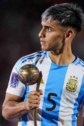 (251020) -- SANTIAGO, Oct. 20, 2025 -- Milton Delgado of Argentina receives the Bronze Ball Award after the final match between Argentina and Morocco at the FIFA U-20 World Cup Chile 2025 in Santiago, Chile, Oct. 19, 2025. ) (SP)CHILE-SANTIAGO-FOOTBALL-FIFA U20 WORLD CUP-FINAL MengxDingbo 