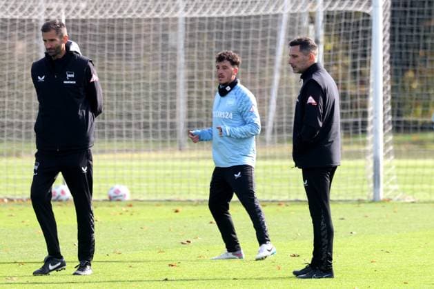 DEU, DFL, 2 FBL Hertha BSC, Training, 20 10 2025, Sportforum, Berlin, DEU, DFL, 2 FBL Hertha BSC, Training, im Bild Cheftrainer Stefan Leitl Hertha BSC Berlin , Diego Demme Hertha BSC Berlin 6 , Co Trainer Andre Mijatovic Hertha BSC Berlin DFL regulations prohibit any use of Photographs as image sequences and or quasi video nordphotoxGmbHx xEngler nph00076