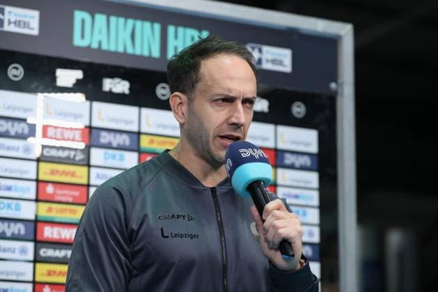 19 10 2025, xtgx, Handball, Daikin HBL, SC DHfK Leipzig SC Magdeburg v l Raul Alonso Leipzig, Coach Portrait, Portraet, Single Image Dyn Interview Leipzig