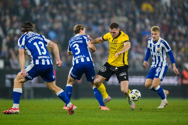 251020 IFK Göteborgs August Erlingmark and Mjällbys Jacob Bergström during the football match in Allsvenskan between IFK Göteborg and Mjällby on October 20, 2025 in Gothenburg  Copyright: MATHIASxBERGELD BB251020MB018