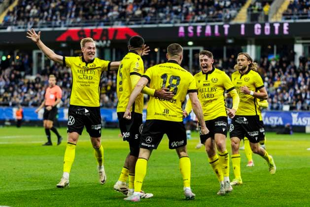 251020 Mjällbys Jacob Bergström cheers with teammates after 0-1 during the football match in Allsvenskan between IFK Göteborg and Mjällby on October 20, 2025 in Göteborg  Copyright: MICHAELxERICHSEN BB251020MI017