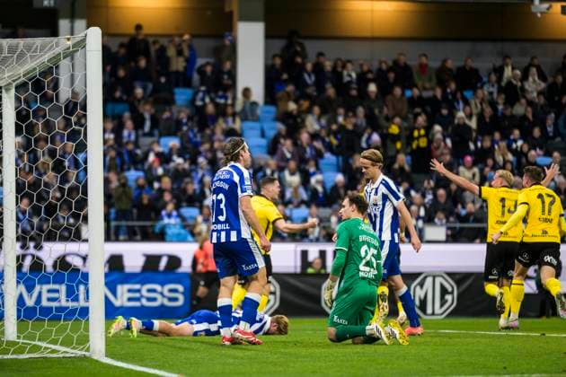 251020 IFK Göteborgs Gustav Svensson, goalkeeper Elis Bishesari and August Erlingmark are depressed after 0-1 during the football match in Allsvenskan between IFK Göteborg and Mjällby on October 20, 2025 in Gothenburg  Copyright: MATHIASxBERGELD BB251020MB025